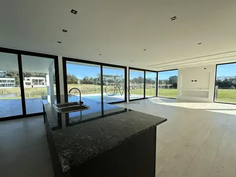 Casa 5 ambientes con 3 baños