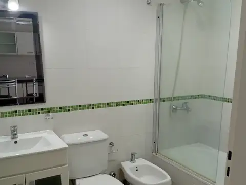 2 amb c/balcón al cfte. Amenities: piscina, parrilla y laundry. Se entrega equipado y amoblado.
