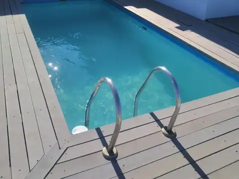 2 amb c/balcón al cfte. Amenities: piscina, parrilla y laundry. Se entrega equipado y amoblado.