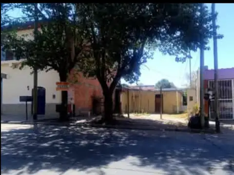 Importante terreno con construcción básica. Ideal para proyecto habitaciones.