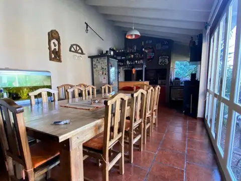 CASA EN DOS PLANTAS SOBRE AMPLIO LOTE