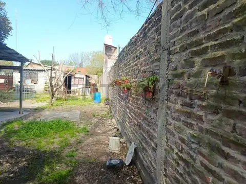 VENTA DE LOTE CON CONSTRUCCION A RECICLAR