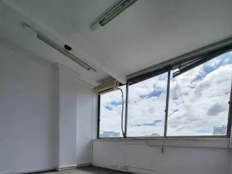 MUY LINDA OFICINA FRENTE A LA PLAZA CONGRESO - EDIFICIO BERLINGIER
