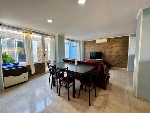 CASA EN VENTA DE 3 DORMITORIOS,COCHERA Y PATIO