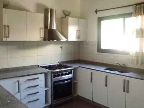 CASA EN BARRIO CON PORTON