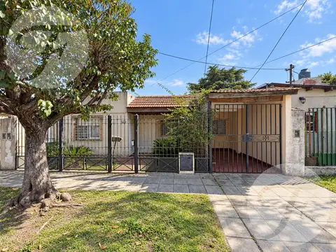 Casa 4 Ambientes con departamento independiente al fondo en Villa Luzuriaga