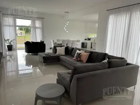 Casa en Alquiler con 2 cocheras