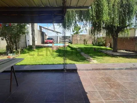 VENTA CASA CON PILETA AMPLIO TERRENO