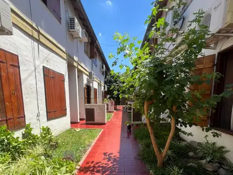 *DEPARTAMENTO 2 AMB. Y 1/2 POR PASILLO CON PATIO Y LAVADERO (EN DUPLEX) *A 2 CUADRAS DE BRANDSEN