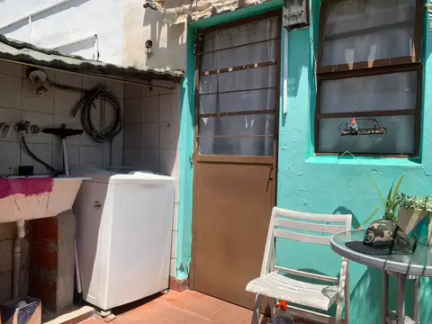 *DEPARTAMENTO 2 AMB. Y 1/2 POR PASILLO CON PATIO Y LAVADERO (EN DUPLEX) *A 2 CUADRAS DE BRANDSEN