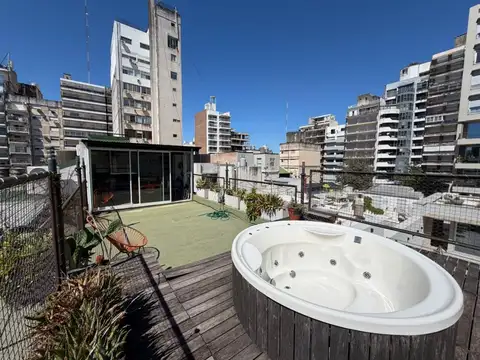 VENTA - CASA DE PLANTA ALTA CON TERRAZA Y QUINCHO ZONA CENTRO
