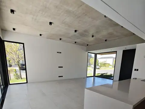 Casa en Venta con 3 cocheras