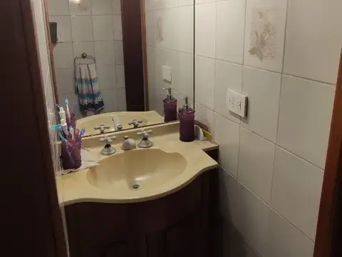 Casa 6 ambientes con 2 baños