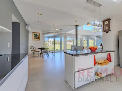 Casa 7 ambientes con 4 baños