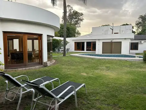 Casa 12 ambientes con 4 baños