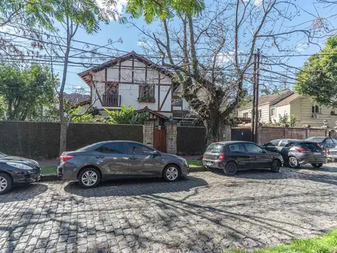 Casa en Venta con 6 cocheras