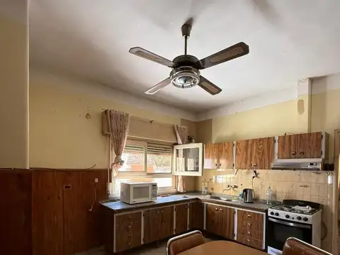Casa en venta con local comercial y galpón