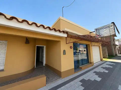 Casa en venta con local comercial y galpón