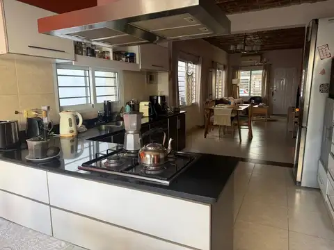 CASA 5 AMBIENTES EN VILLA LUZURIAGA PILETA PARQUE