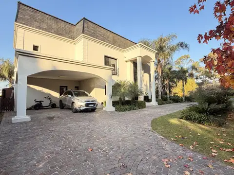 Casa en venta, 3 dormitorios en suite, play, escritorio a la laguna, Albanueva Barrio Náutico Tigre
