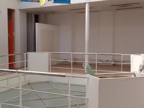 VENTA DE AMPLIAS Y LUMINOSAS OFICINA