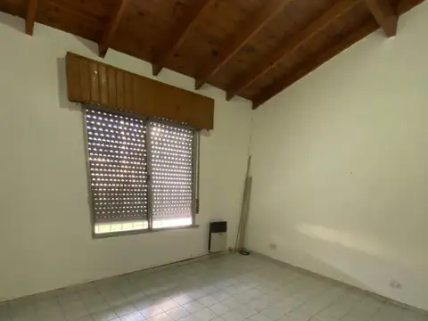 Casa en alquiler de 2 dormitorios con patio, parrilla y cochera
