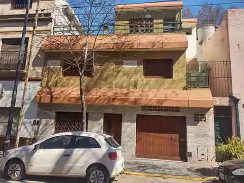 Casa con living-3 dormitorios-garage-terrazas.