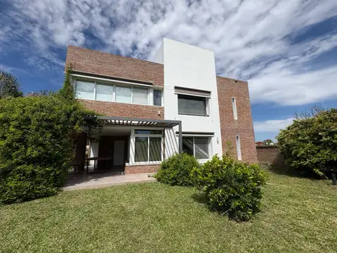 Casa 4 ambientes con 3 baños