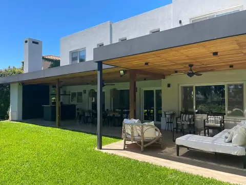 Casa 6 ambientes con 4 baños