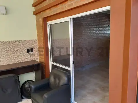 Casa 8 ambientes con 2 baños