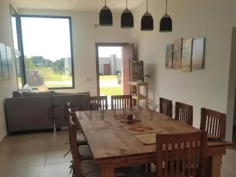 Casa 5 ambientes con 3 baños