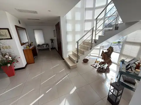Casa en Alquiler en Armenio, USD 3.800