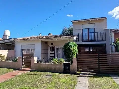 Casa 3 ambientes + Depto. 2 amb. en planta alta