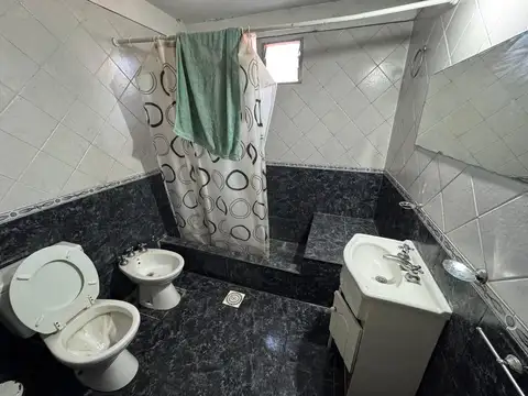 CASA 4 AMBIENTES EN DOS PLANTAS, CON PILETA EN ALQUILER EN MORENO