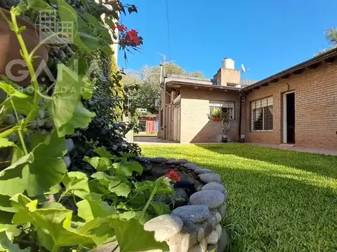 Venta Casa Pueblo Esther 3 dormitorios cochera pileta y Quincho. Permuta