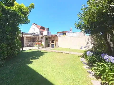 CASA 4 AMB EN VENTA EN FLORIDA CON JARDIN Y GARAJE