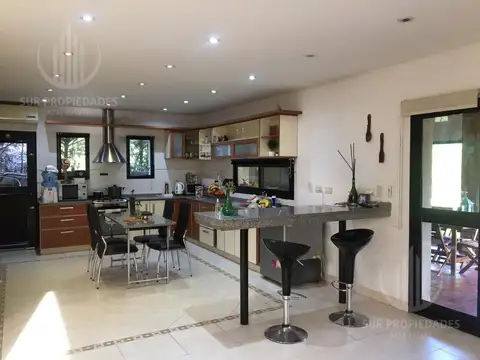 Casa de 4 amb - galeria- parrilla- gran parque  en El Lauquen, Canning