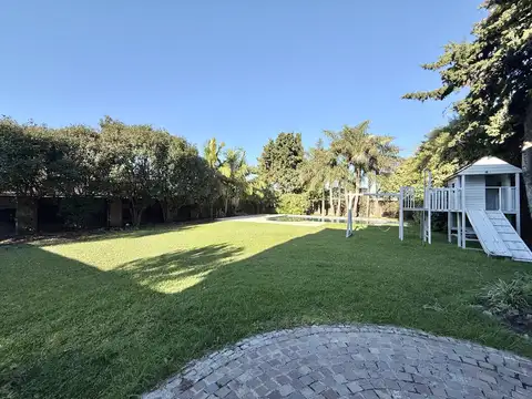 Casa 9 ambientes con 5 baños