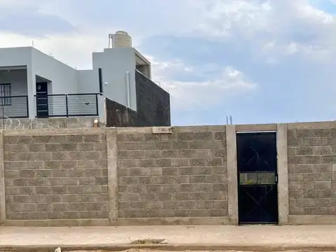 España S/N° entre Los Lapachos y Los Algarrobos 100