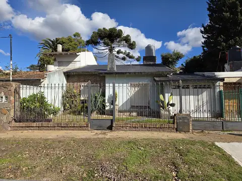 CASA 3 AMBIENTES CON GALERIA PARRILLA Y AMPLIO PARQUE EN VILLA DE MAYO