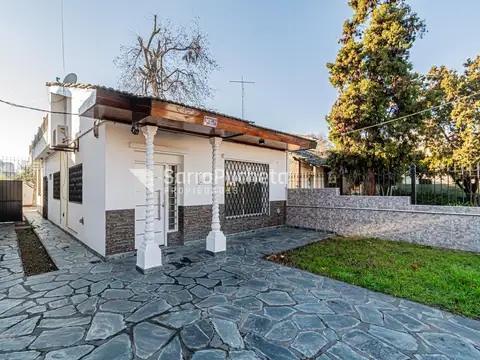 Alquiler uso comercial casa de 4 ambientes con cochera y terraza en Merlo.