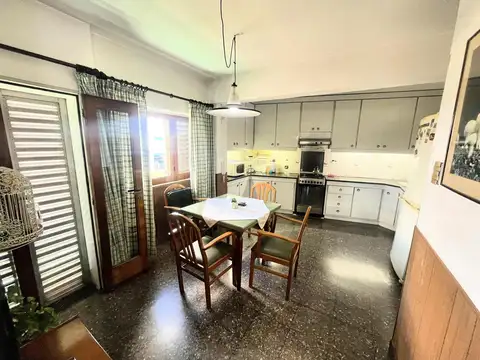 Casa 7 ambientes con 2 baños