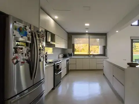 Casa 6 ambientes con 5 baños