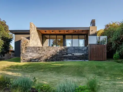 Casa 6 ambientes con 2 baños