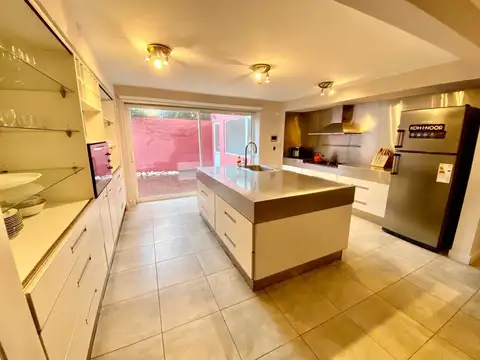 Casa en Alquiler con 4 cocheras