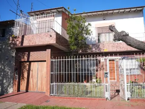 Venta casa de dos plantas con pileta, wilde.