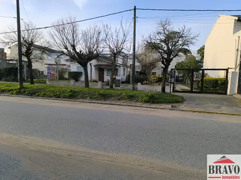 En venta 2 casas sobre IMPORTANTE LOTE COMERCIAL | Zona Centro