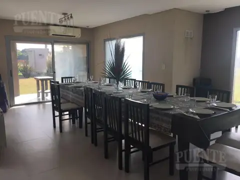 Casa 8 ambientes con 3 baños