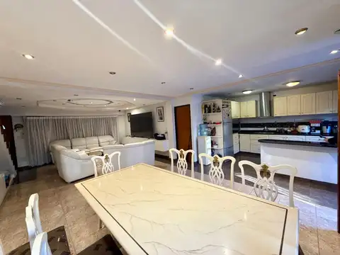 Casa 5 ambientes con 4 baños