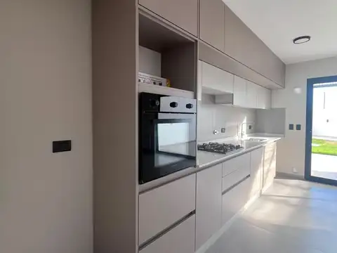 Casa 3 ambientes con 2 baños